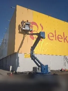 Mantenimiento de fachada con plataforma elevadora