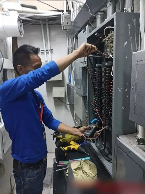 Técnico de SIPSA revisando un tablero eléctrico