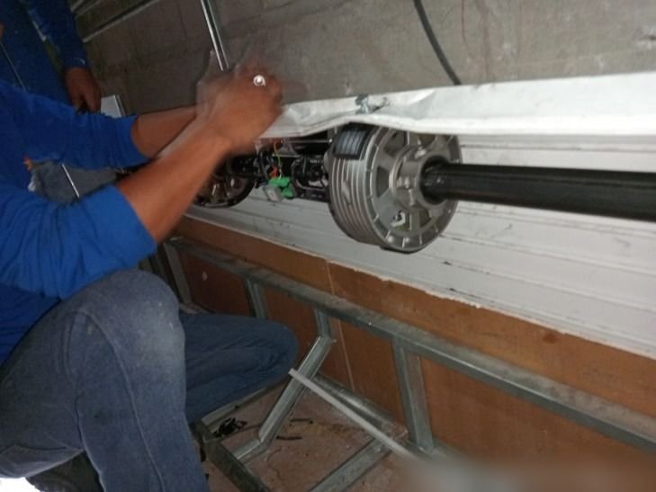 Mantenimiento de cortinas metálicas – trabajo realizado por SIPSA