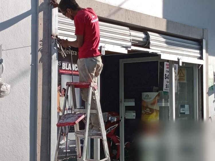 Mantenimiento de cortinas metálicas – trabajo realizado por SIPSA