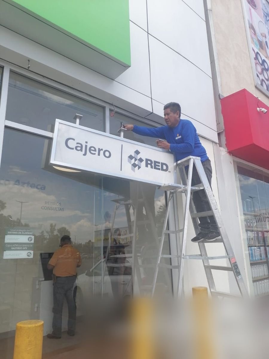 Instalación de anuncios – trabajo realizado por SIPSA