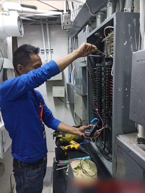 Técnico de SIPSA revisando un tablero eléctrico